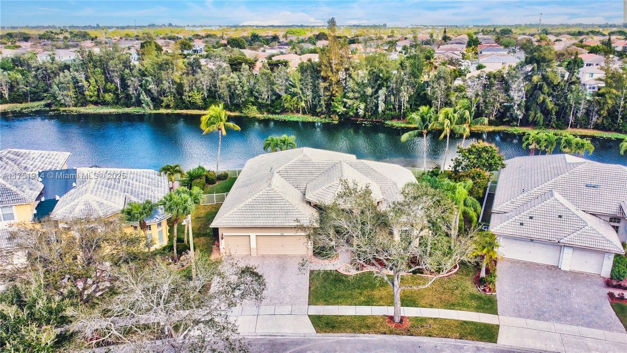 Vendido Recientemente: $995,000 (5 camas, 3 baños, 2924 Pies cuadrados)