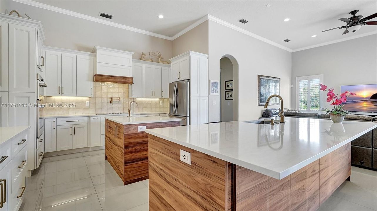 Vendido Recientemente: $995,000 (5 camas, 3 baños, 2924 Pies cuadrados)