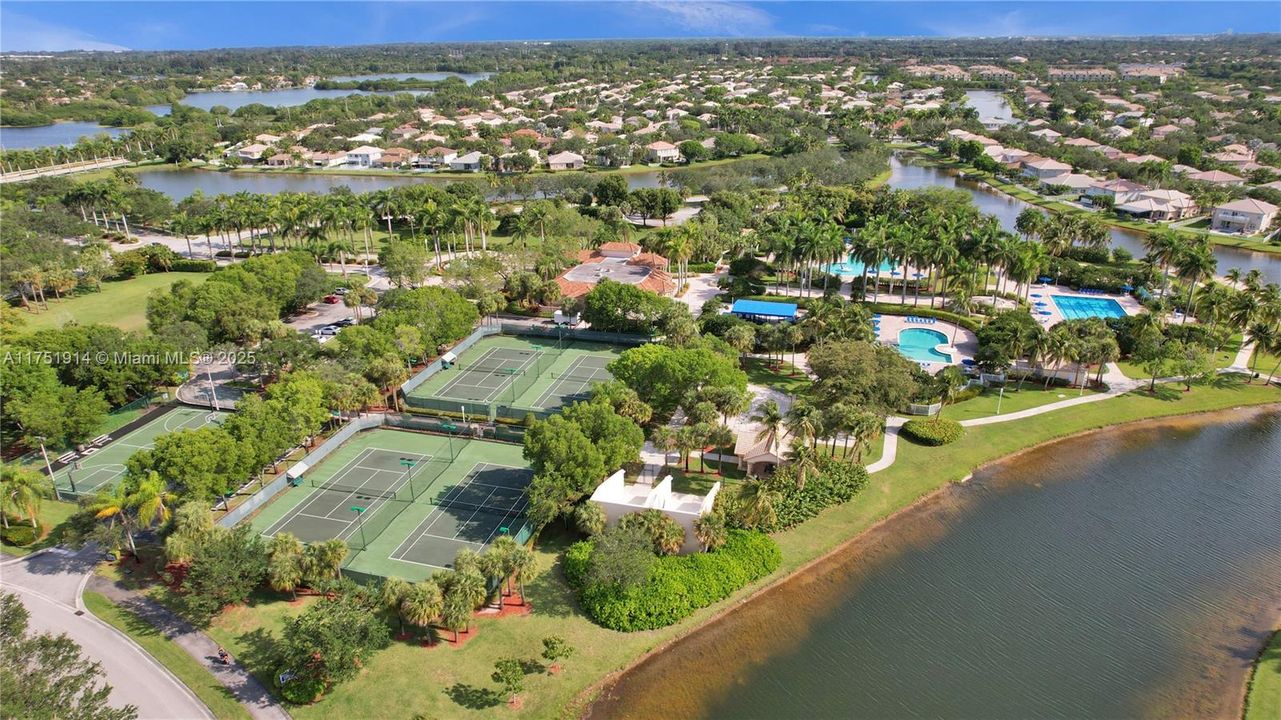 Vendido Recientemente: $995,000 (5 camas, 3 baños, 2924 Pies cuadrados)