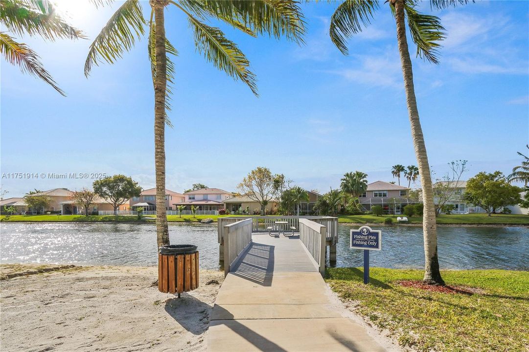 Vendido Recientemente: $995,000 (5 camas, 3 baños, 2924 Pies cuadrados)