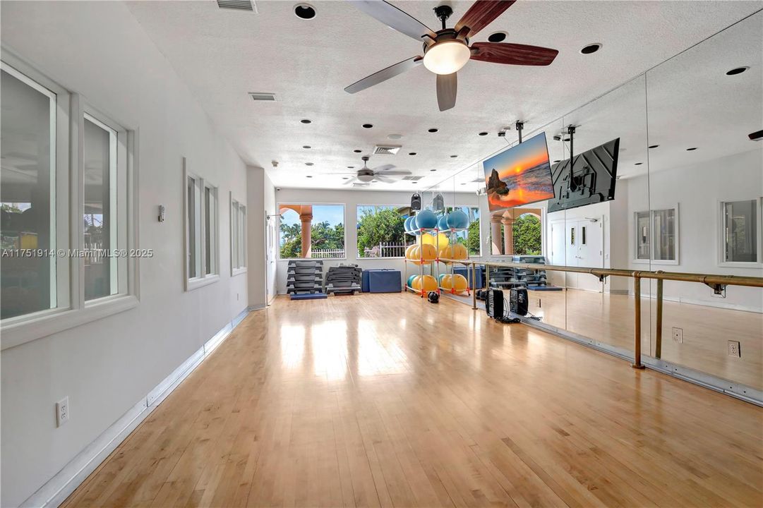 Vendido Recientemente: $995,000 (5 camas, 3 baños, 2924 Pies cuadrados)