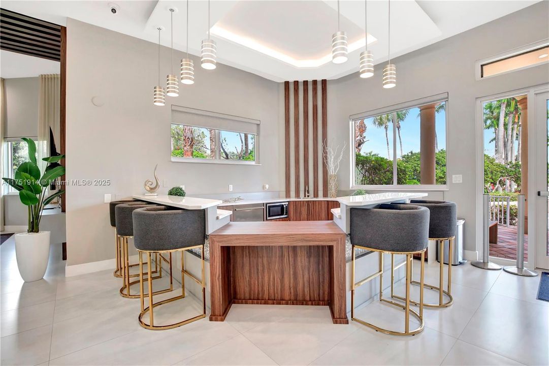 Vendido Recientemente: $995,000 (5 camas, 3 baños, 2924 Pies cuadrados)