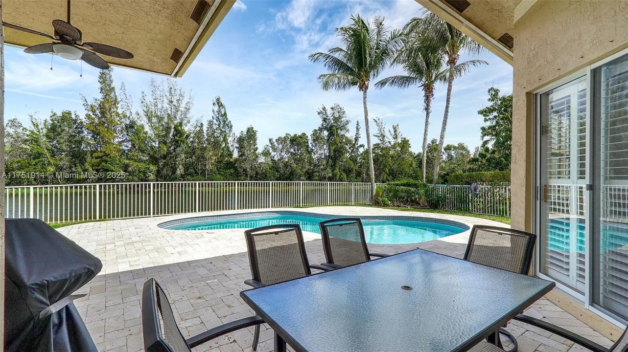 Vendido Recientemente: $995,000 (5 camas, 3 baños, 2924 Pies cuadrados)