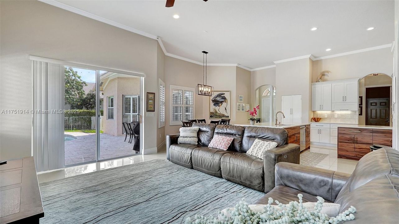 Vendido Recientemente: $995,000 (5 camas, 3 baños, 2924 Pies cuadrados)