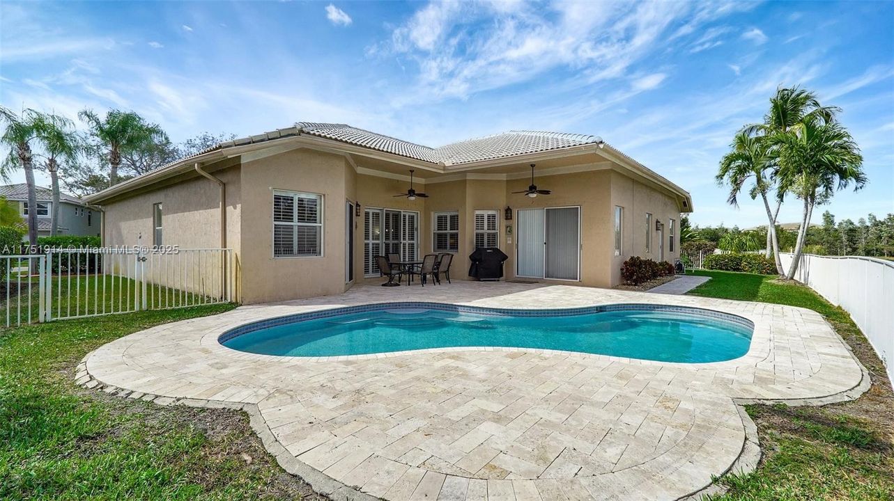 Vendido Recientemente: $995,000 (5 camas, 3 baños, 2924 Pies cuadrados)