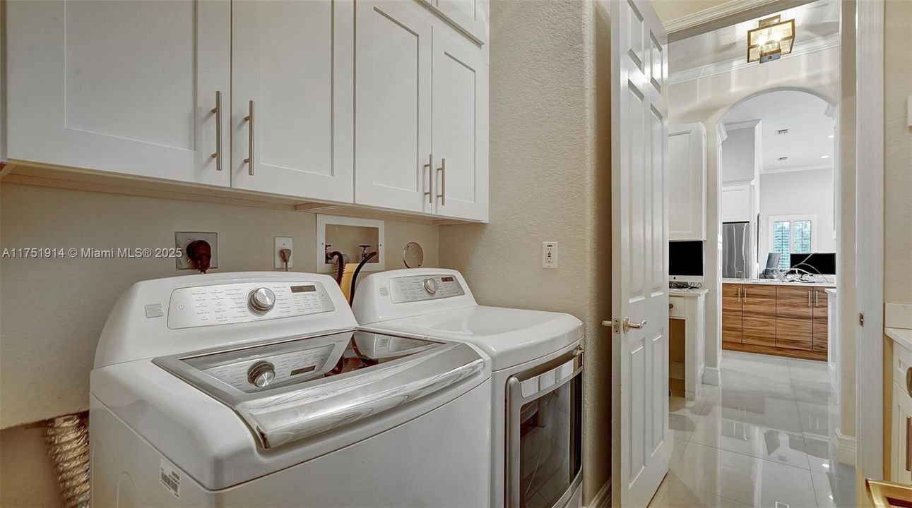 Vendido Recientemente: $995,000 (5 camas, 3 baños, 2924 Pies cuadrados)