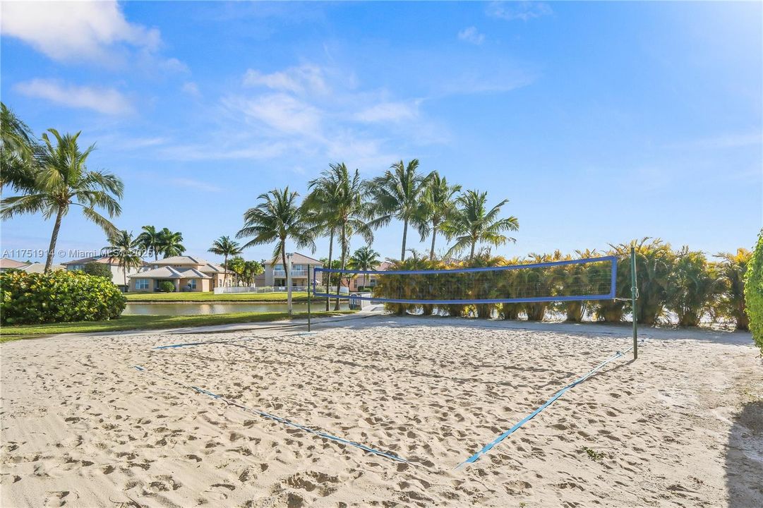 Vendido Recientemente: $995,000 (5 camas, 3 baños, 2924 Pies cuadrados)