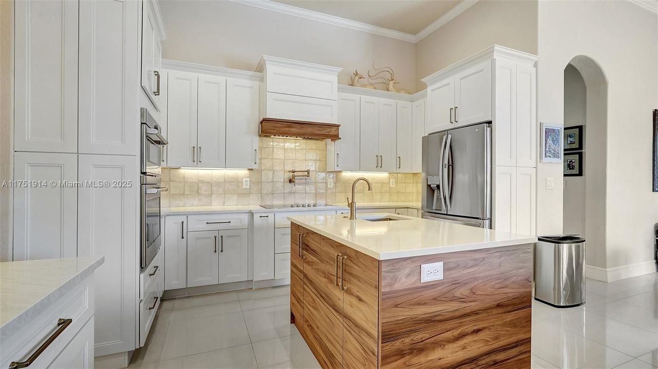 Vendido Recientemente: $995,000 (5 camas, 3 baños, 2924 Pies cuadrados)