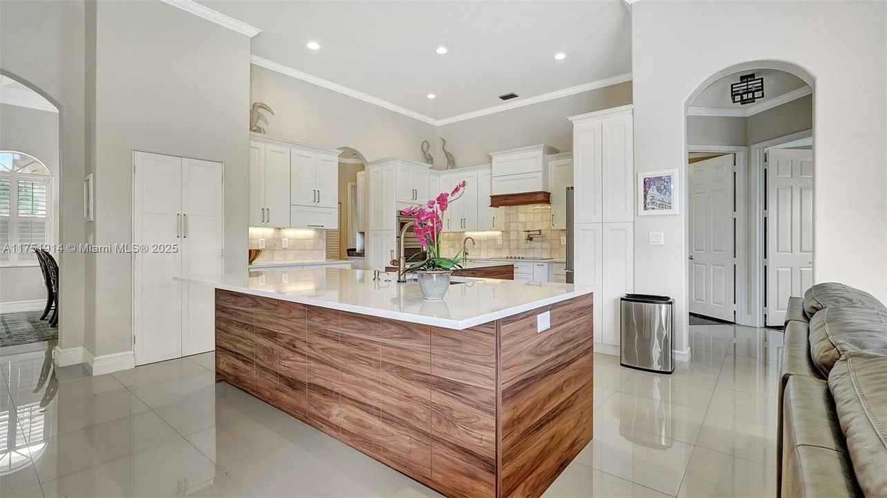 Vendido Recientemente: $995,000 (5 camas, 3 baños, 2924 Pies cuadrados)