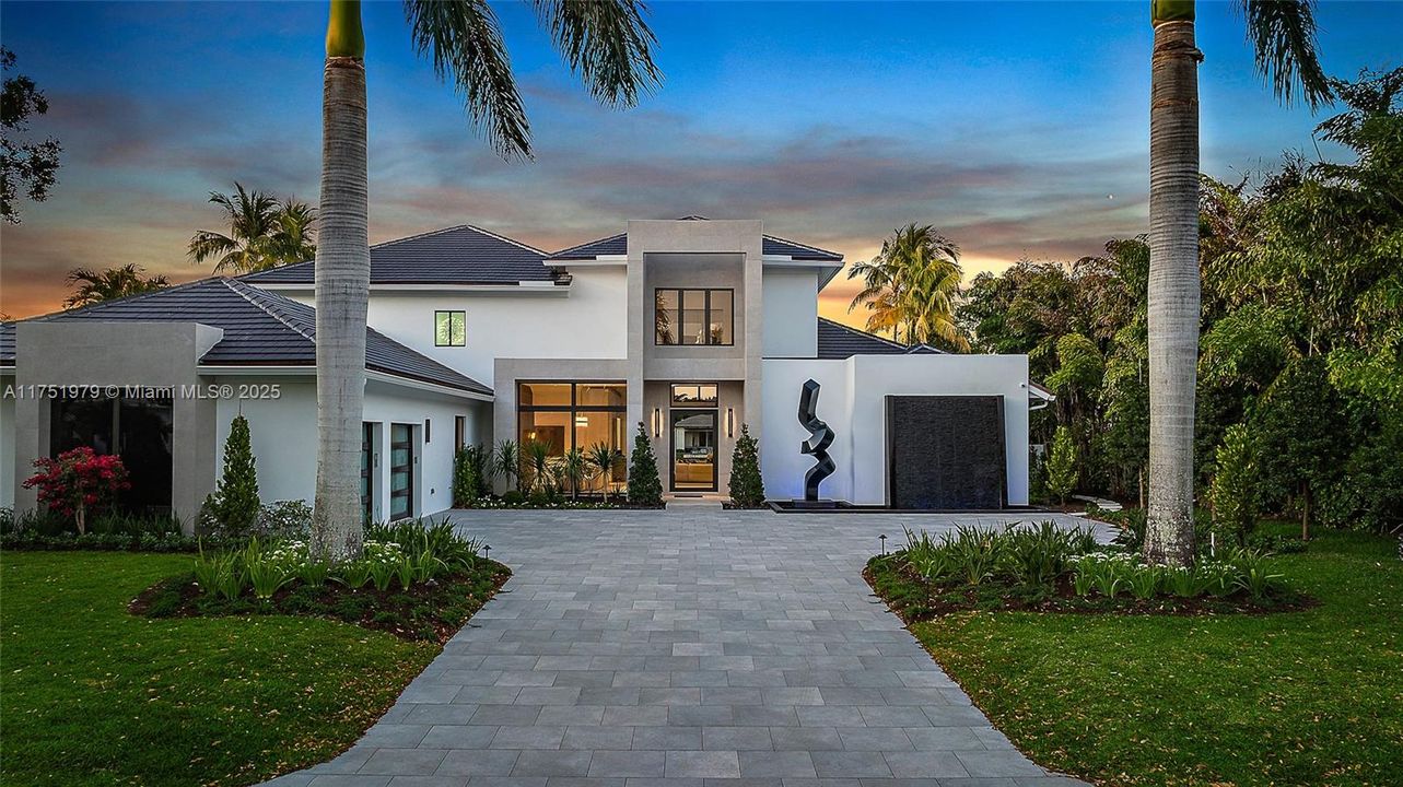 最近售出: $14,000,000 (6 贝兹, 8 浴室, 7097 平方英尺)