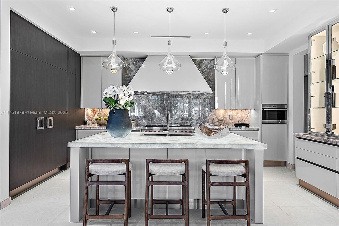 最近售出: $14,000,000 (6 贝兹, 8 浴室, 7097 平方英尺)