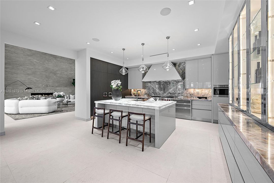 最近售出: $14,000,000 (6 贝兹, 8 浴室, 7097 平方英尺)