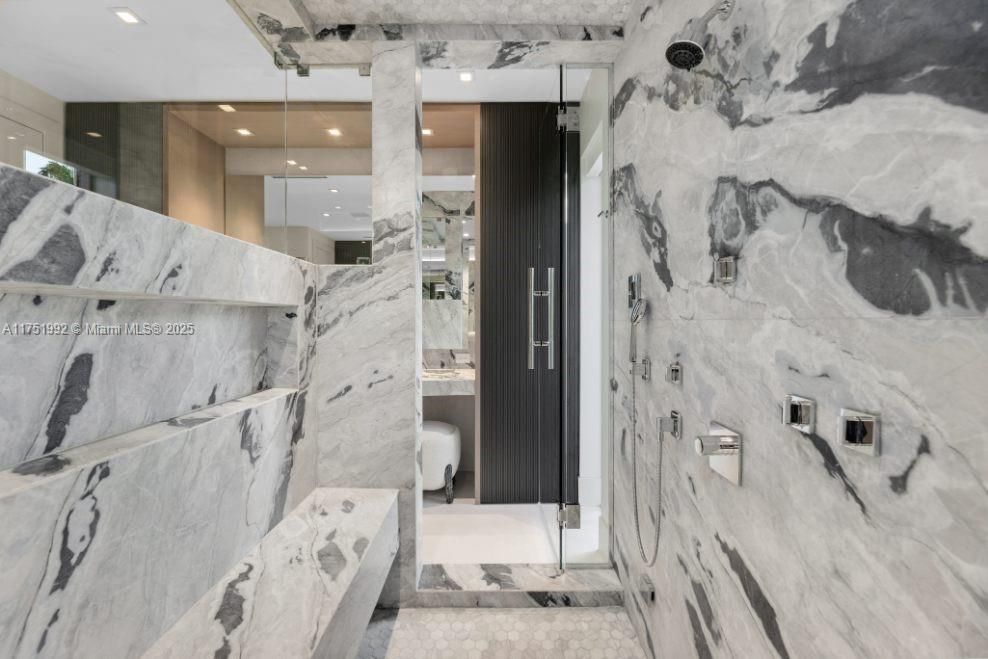 Vendido Recientemente: $13,900,000 (7 camas, 6 baños, 5962 Pies cuadrados)