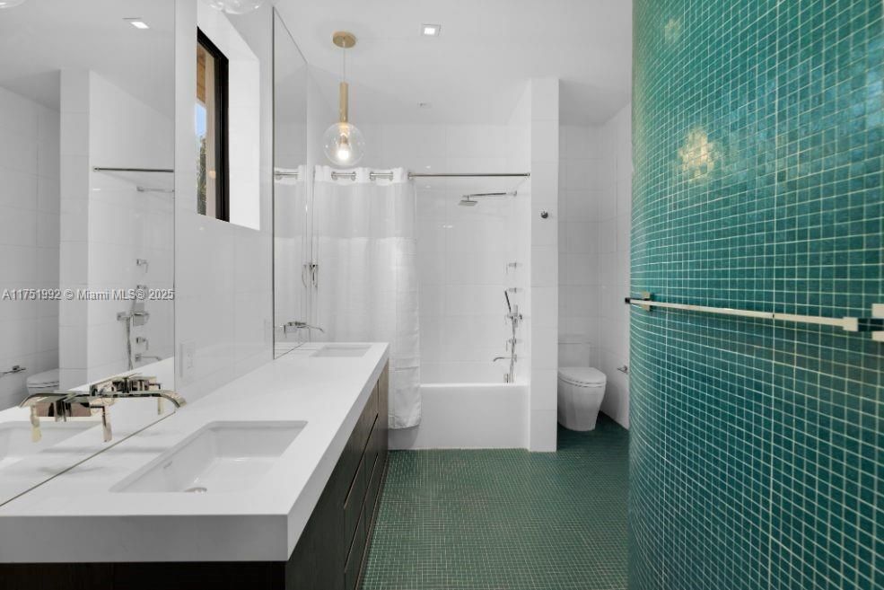 Vendido Recientemente: $13,900,000 (7 camas, 6 baños, 5962 Pies cuadrados)