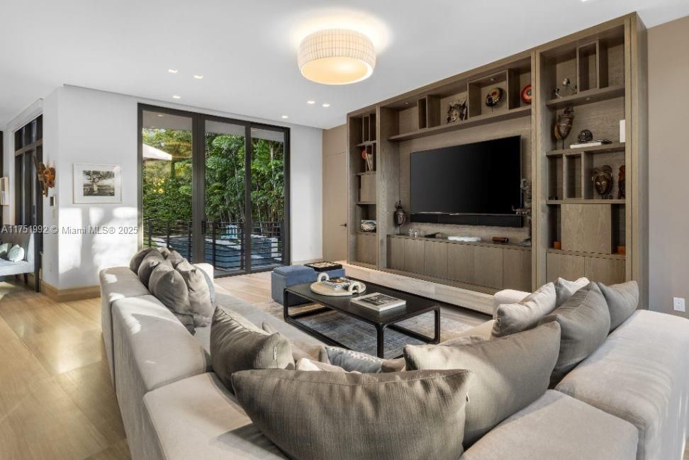 Vendido Recientemente: $13,900,000 (7 camas, 6 baños, 5962 Pies cuadrados)