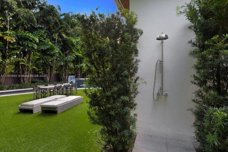 Vendido Recientemente: $13,900,000 (7 camas, 6 baños, 5962 Pies cuadrados)