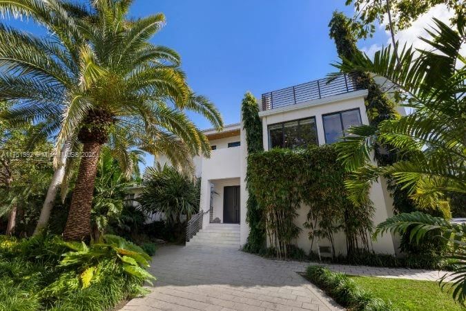 Vendido Recientemente: $13,900,000 (7 camas, 6 baños, 5962 Pies cuadrados)