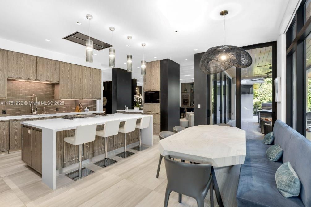 Vendido Recientemente: $13,900,000 (7 camas, 6 baños, 5962 Pies cuadrados)