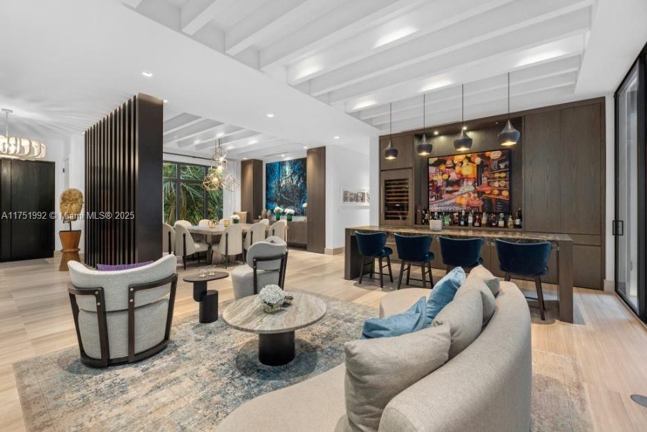 Vendido Recientemente: $13,900,000 (7 camas, 6 baños, 5962 Pies cuadrados)