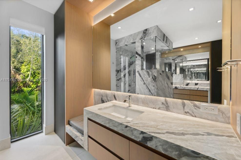 Vendido Recientemente: $13,900,000 (7 camas, 6 baños, 5962 Pies cuadrados)