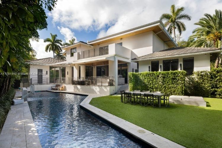 Vendido Recientemente: $13,900,000 (7 camas, 6 baños, 5962 Pies cuadrados)