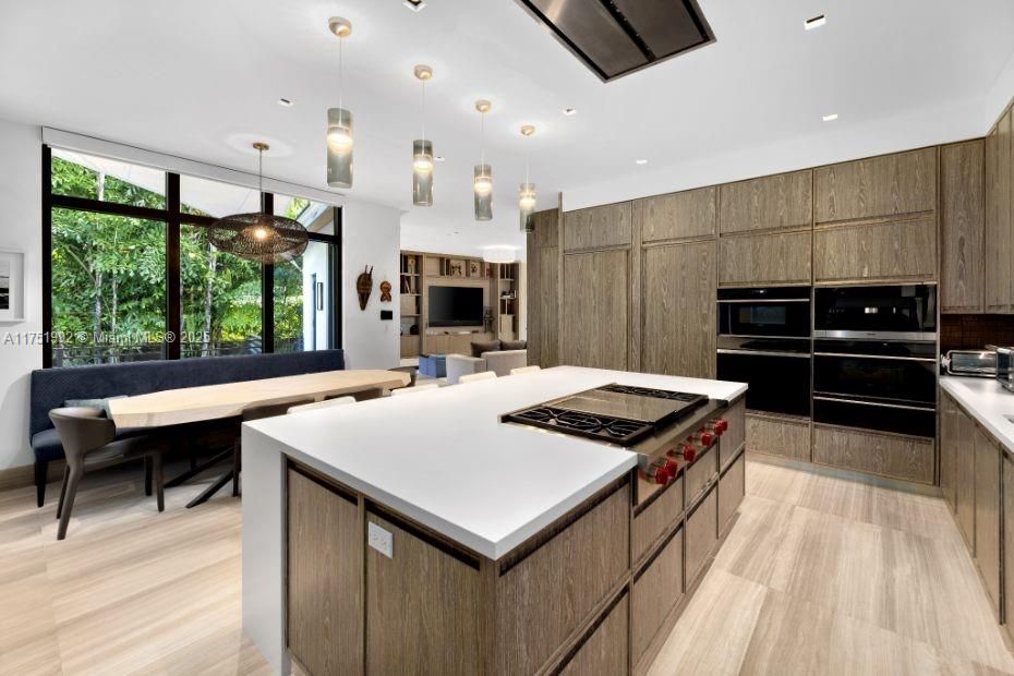 Vendido Recientemente: $13,900,000 (7 camas, 6 baños, 5962 Pies cuadrados)