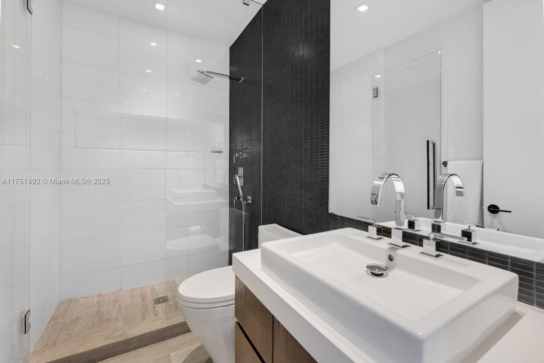 Vendido Recientemente: $13,900,000 (7 camas, 6 baños, 5962 Pies cuadrados)