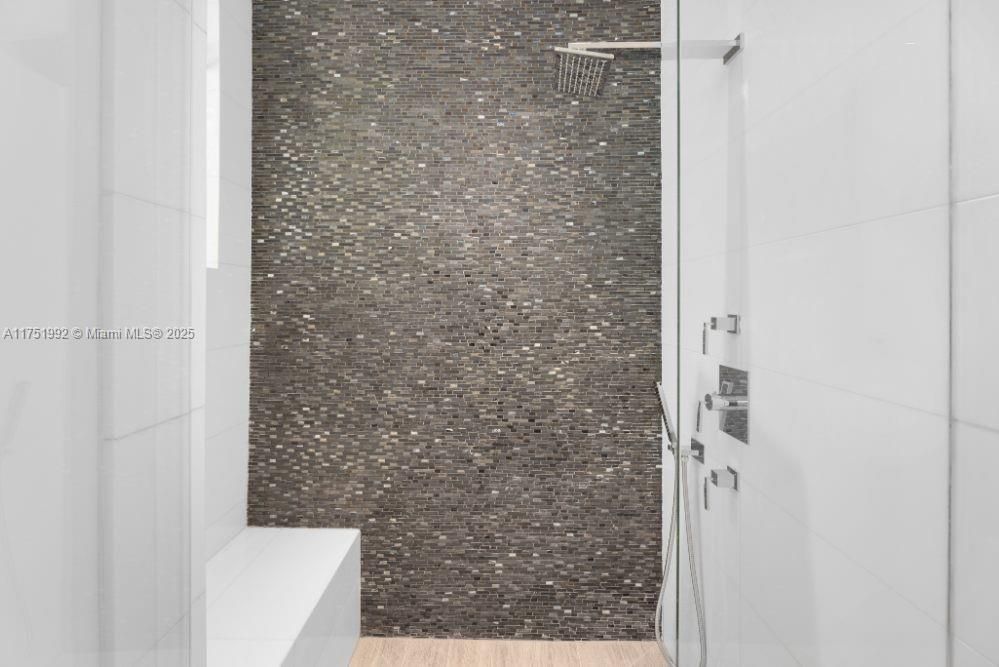 Vendido Recientemente: $13,900,000 (7 camas, 6 baños, 5962 Pies cuadrados)