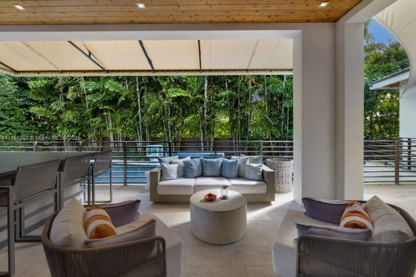 Vendido Recientemente: $13,900,000 (7 camas, 6 baños, 5962 Pies cuadrados)