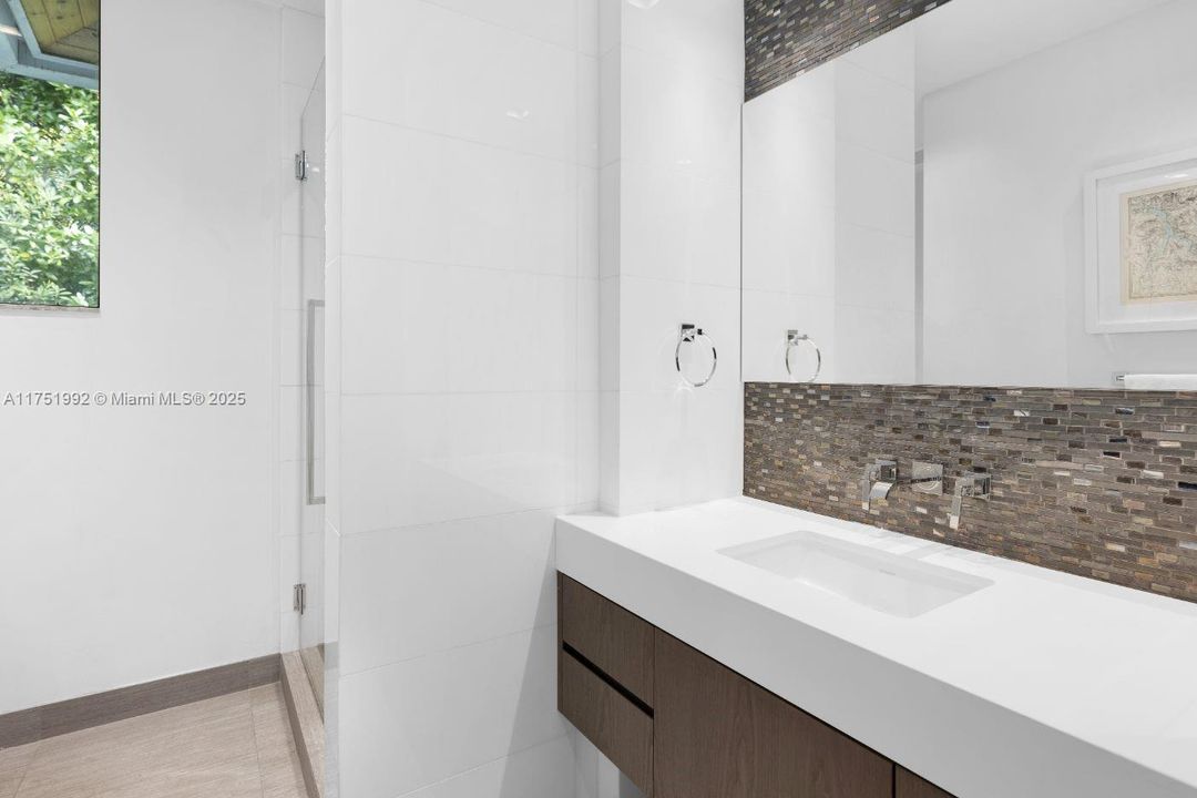 Vendido Recientemente: $13,900,000 (7 camas, 6 baños, 5962 Pies cuadrados)