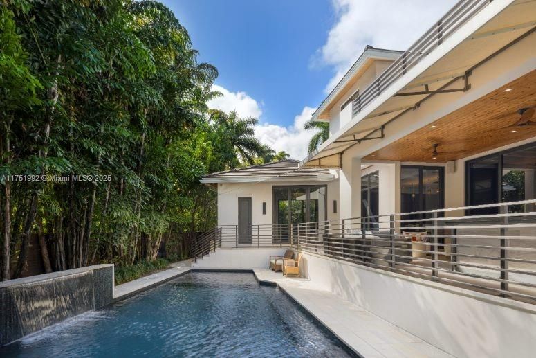 Vendido Recientemente: $13,900,000 (7 camas, 6 baños, 5962 Pies cuadrados)