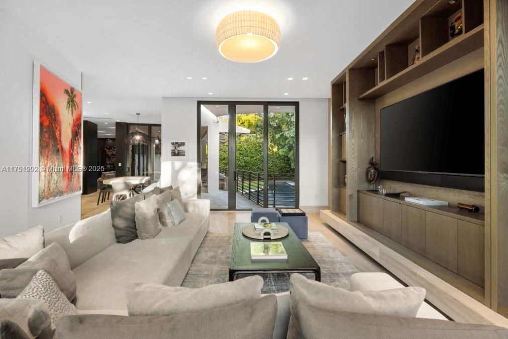 Vendido Recientemente: $13,900,000 (7 camas, 6 baños, 5962 Pies cuadrados)