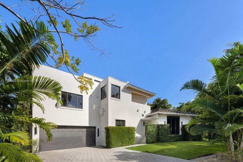 Vendido Recientemente: $13,900,000 (7 camas, 6 baños, 5962 Pies cuadrados)