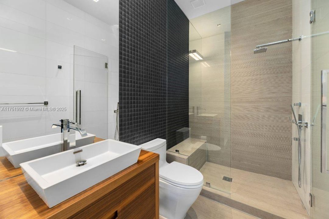 Vendido Recientemente: $13,900,000 (7 camas, 6 baños, 5962 Pies cuadrados)