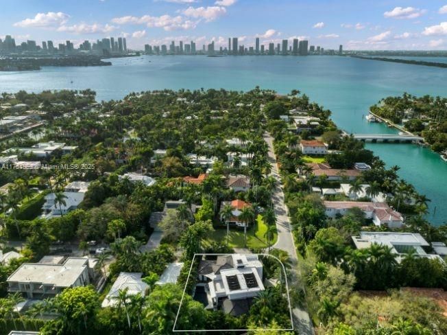 Vendido Recientemente: $13,900,000 (7 camas, 6 baños, 5962 Pies cuadrados)