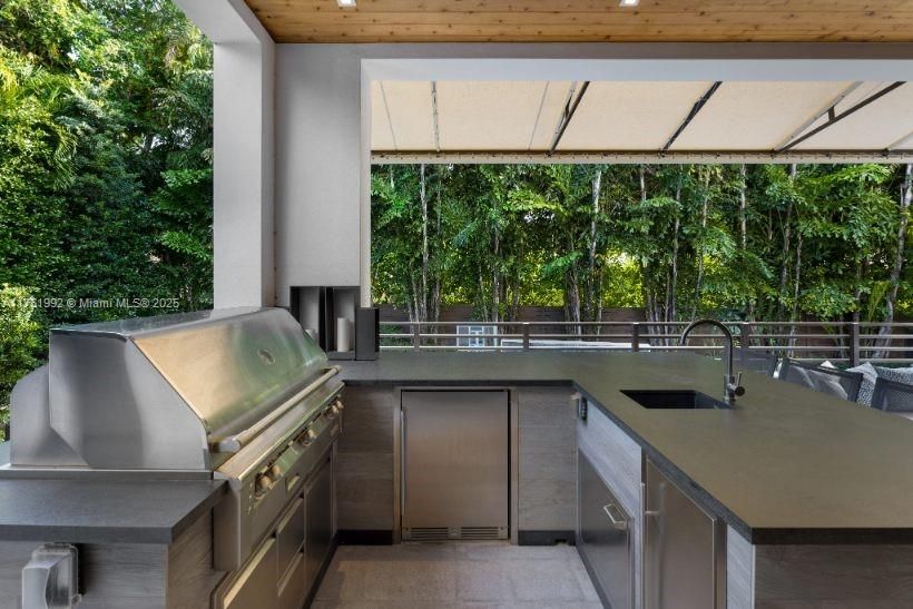 Vendido Recientemente: $13,900,000 (7 camas, 6 baños, 5962 Pies cuadrados)