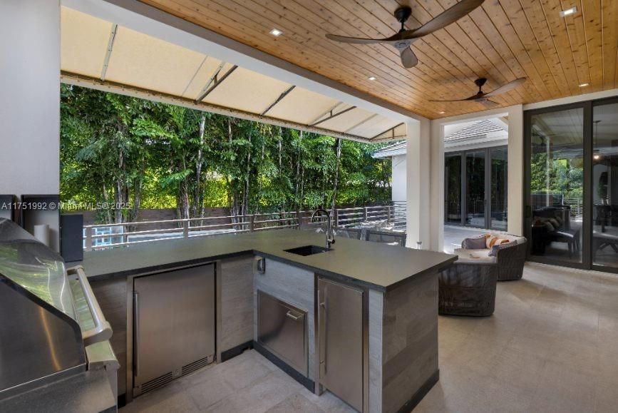 Vendido Recientemente: $13,900,000 (7 camas, 6 baños, 5962 Pies cuadrados)