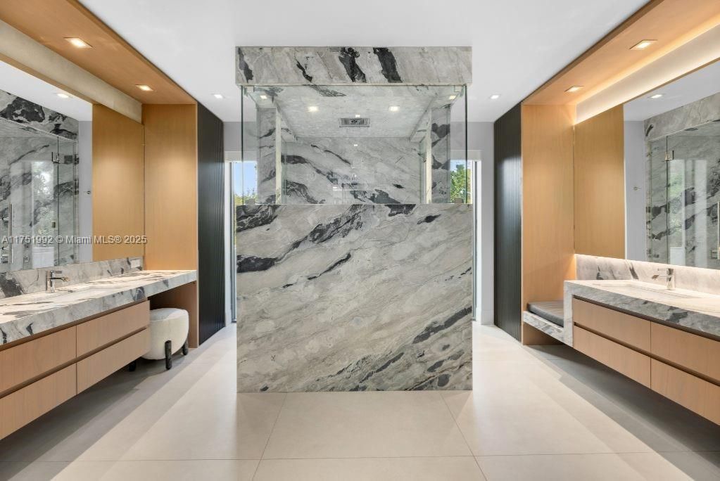 Vendido Recientemente: $13,900,000 (7 camas, 6 baños, 5962 Pies cuadrados)