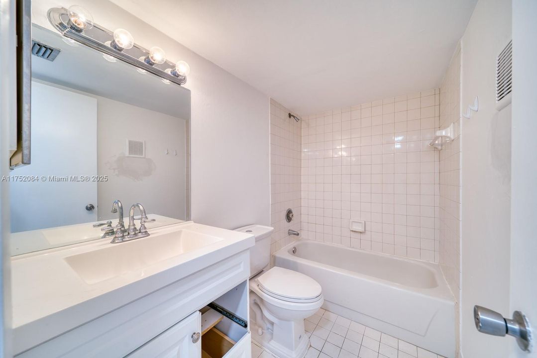 Recently Rented: $2,100 (3 beds, 2 baths, 1195 Square Feet)