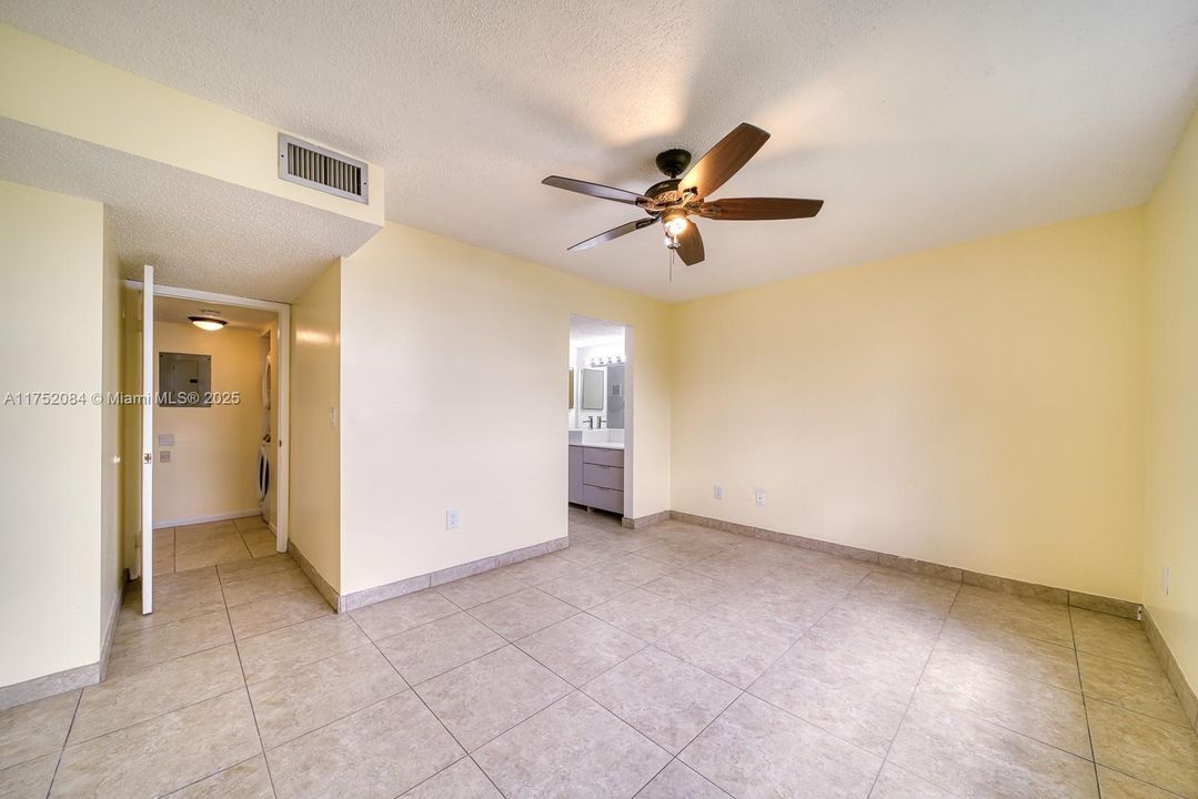 Recently Rented: $2,100 (3 beds, 2 baths, 1195 Square Feet)