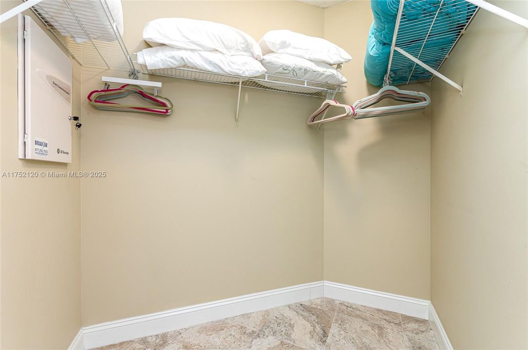 For Sale: $775,000 (1 beds, 1 baths, 1000 Square Feet)