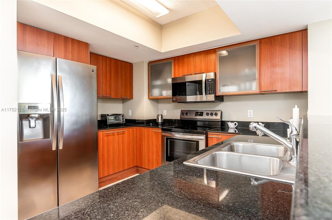 For Sale: $775,000 (1 beds, 1 baths, 1000 Square Feet)