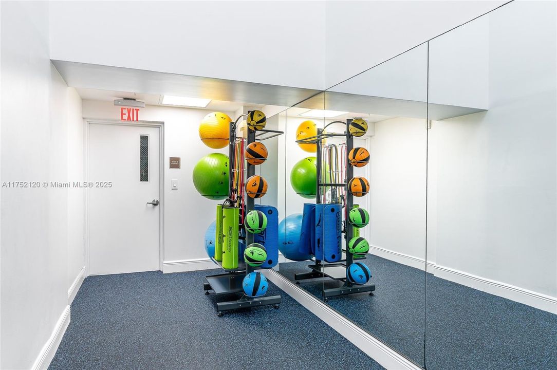 For Sale: $775,000 (1 beds, 1 baths, 1000 Square Feet)