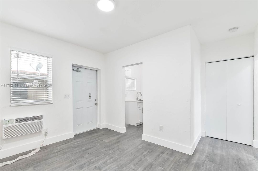 Recently Rented: $1,700 (1 beds, 1 baths, 500 Square Feet)