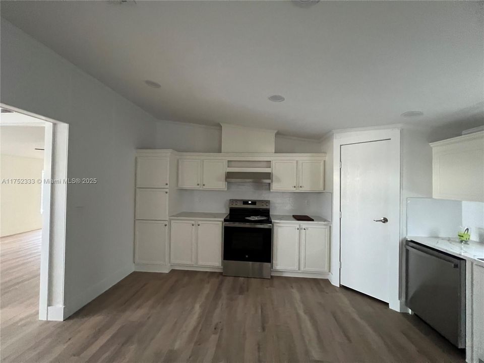 Vendido Recientemente: $315,000 (4 camas, 2 baños, 2356 Pies cuadrados)