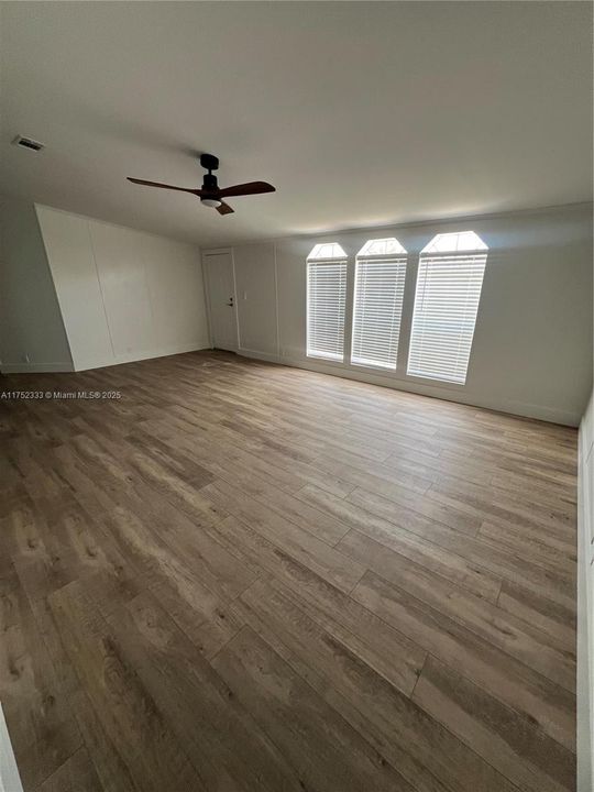 Vendido Recientemente: $315,000 (4 camas, 2 baños, 2356 Pies cuadrados)