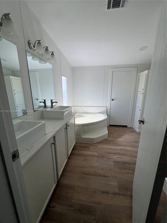 Vendido Recientemente: $315,000 (4 camas, 2 baños, 2356 Pies cuadrados)