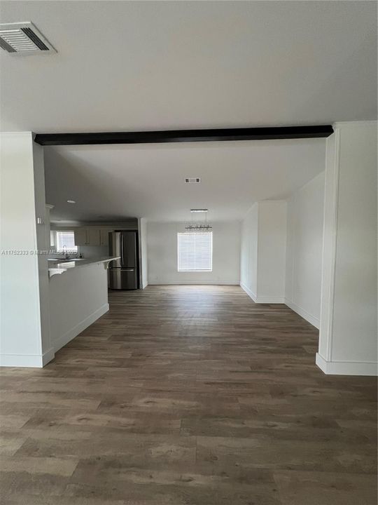 Vendido Recientemente: $315,000 (4 camas, 2 baños, 2356 Pies cuadrados)