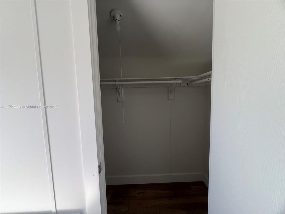 Vendido Recientemente: $315,000 (4 camas, 2 baños, 2356 Pies cuadrados)
