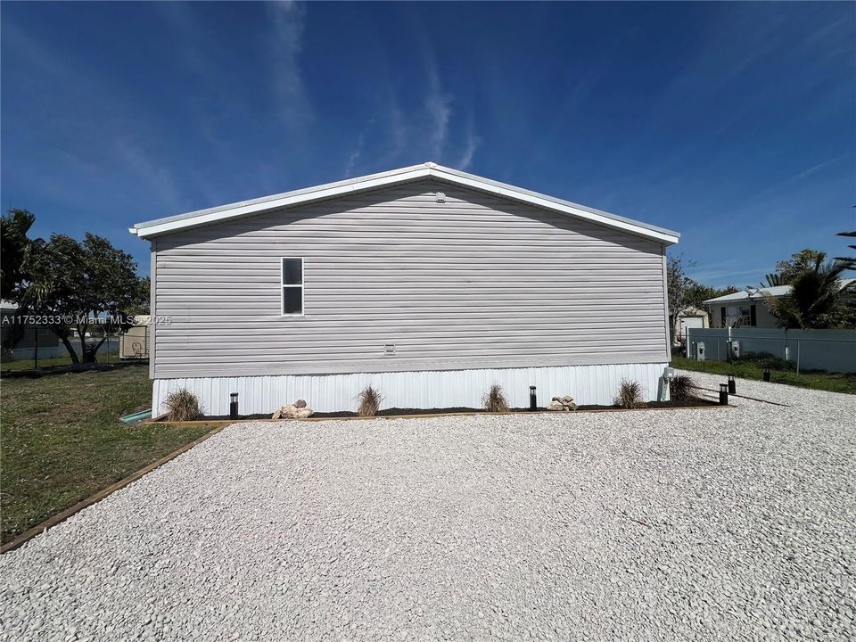 Vendido Recientemente: $315,000 (4 camas, 2 baños, 2356 Pies cuadrados)